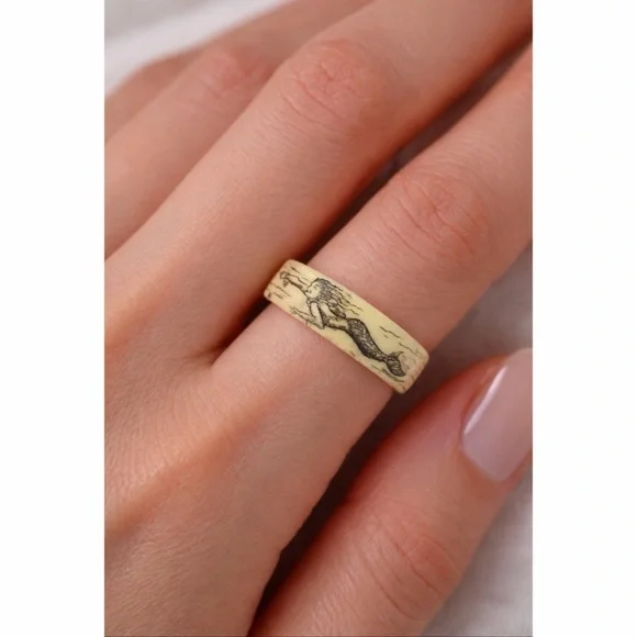 (VTG) Cream/Black Scrimshaw-Style Mermaid/Seashell Nautical-Themed Carved Ring - Picture 1 of 11